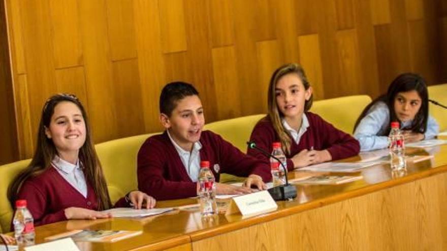 Los escolares ocuparon las sillas de los concejales en el salón de plenos de Elda.