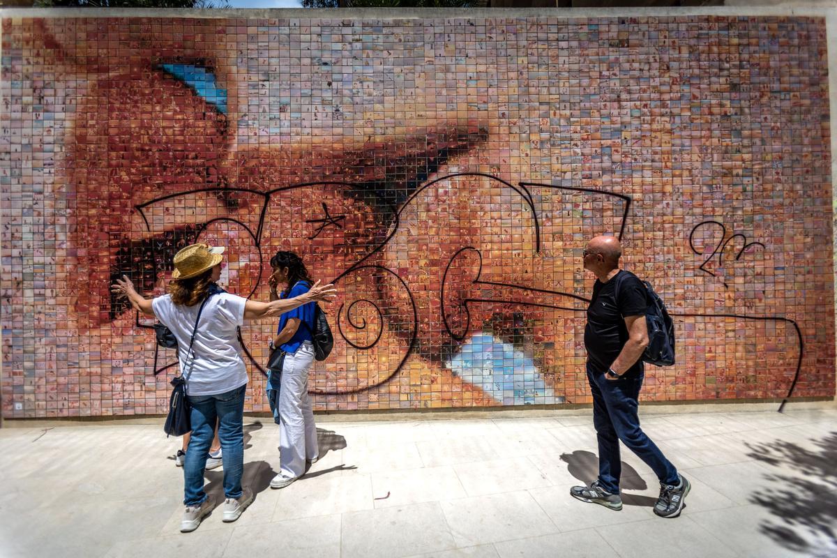 Vandalizado el mural de El beso de Fontcuberta en Barcelona