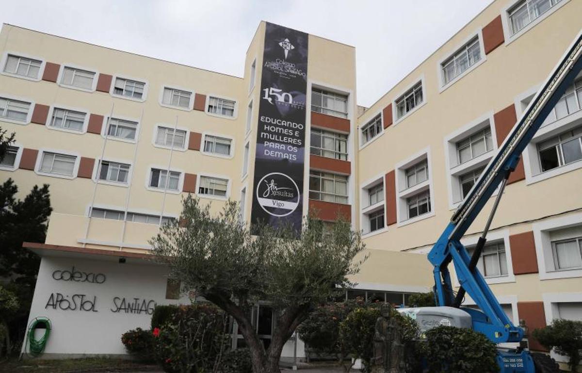 Vista de la pancarta colgada en el colegio.