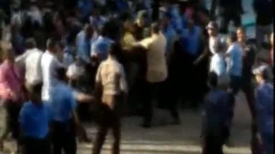 La policía carga contra los manifestantes en Maldivas