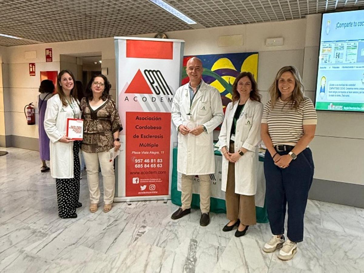 Mesa informativa de Acodem, en el hospital Reina Sofía.