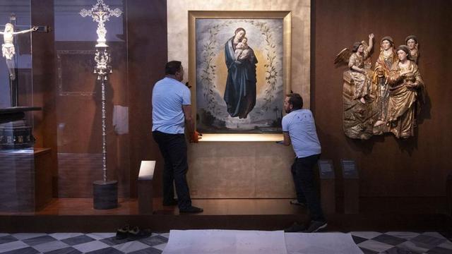 Operarios retiran la obra de su emplazamiento habitual. | ANTONIO PIZARRO / DIARIO DE SEVILLA