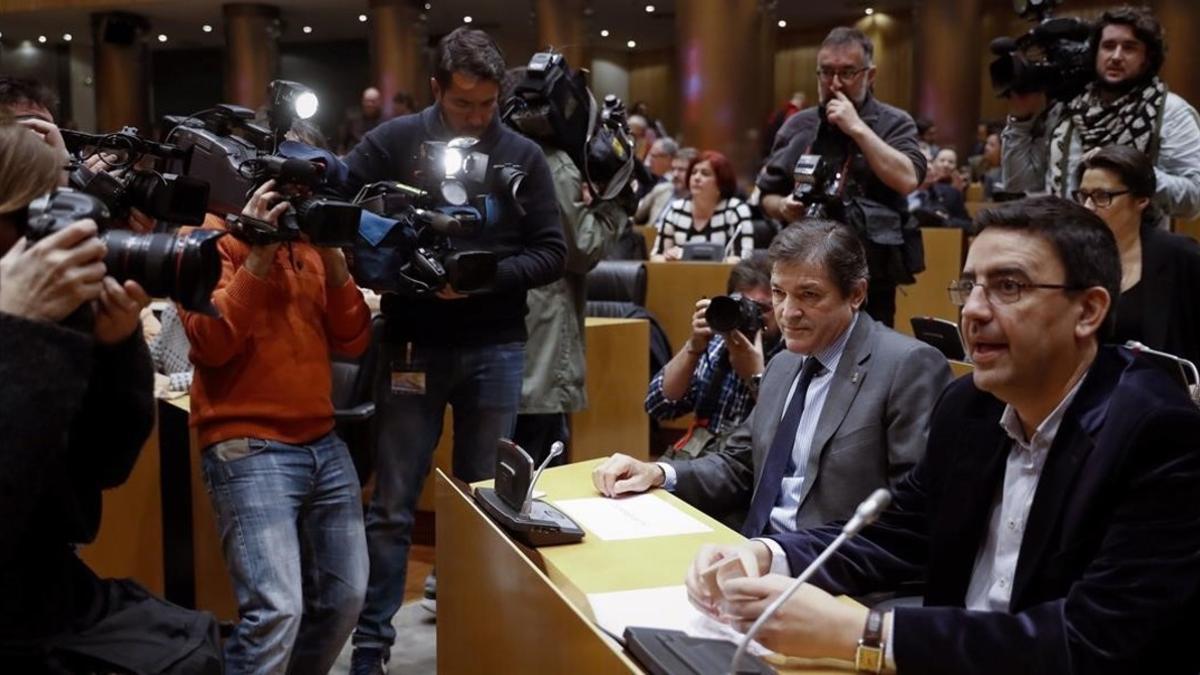 El presidente y el portavoz de la gestora del PSOE, Javier Fernández y Mario Jiménez, en el Congreso, este lunes.