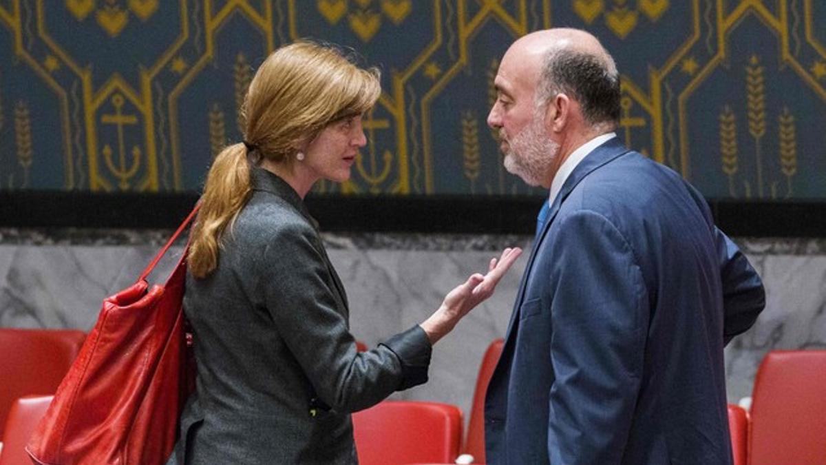 La embajadora de EEUU en la ONU, Samantha Power, habla con su homólogo israelí, Ron Prosor, antes de la reunión del Consejo de Seguridad.