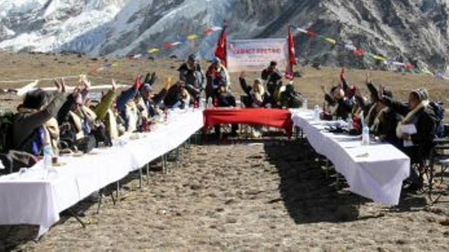 Nepal celebra un simbólico Consejo de Ministros en el Everest para mostrar los efectos del cambio climático