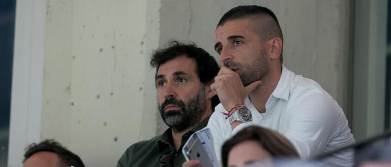 El secretario técnico del Hércules, Javier Portillo, ayer en el palco del Rico Pérez, junto al nuevo entrenador del club, Jesús Muñoz.