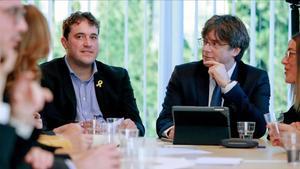 David Bonvehí y Carles Puigdemont, en una reunión del PDECat en Bruselas.