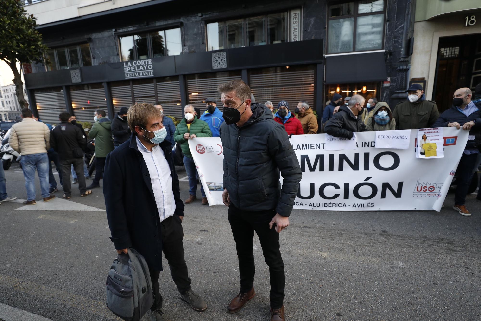 Manifestación de trabajadores de Alu Ibérica frente a la Junta