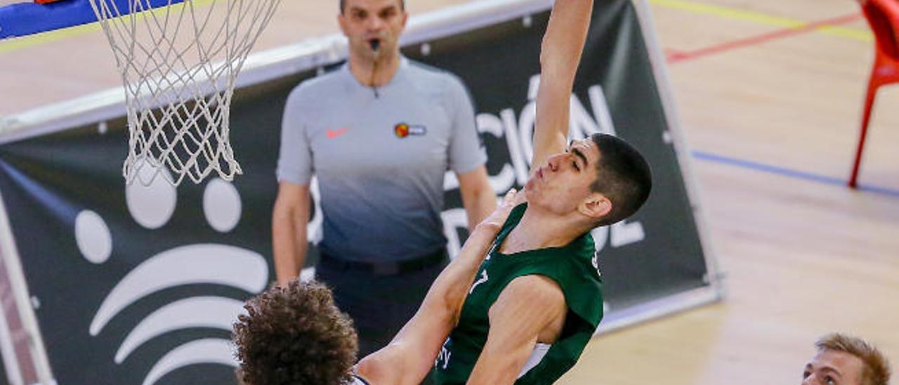 Santi Aldama, durante el campeonato de España júnior con la camiseta del Canterbury.