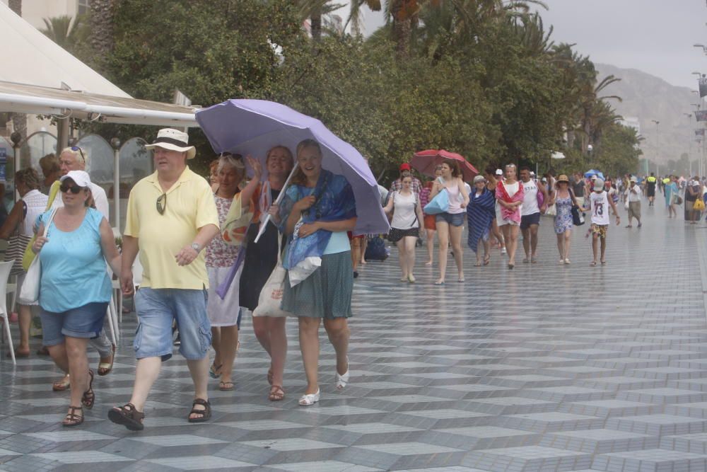 La lluvia sorprende a los bañistas en el Postiguet