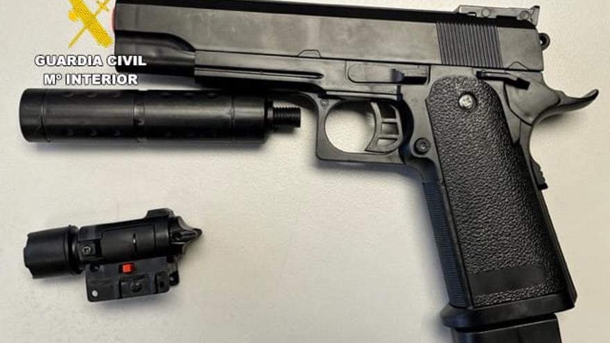 Requisadas más de medio centenar de pistolas de airsoft en las fiestas de O Burgo, Lorbé y Sada