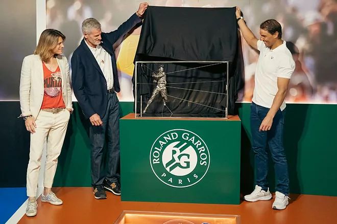 Nadal descubre su estatua, junto a Moretton y Mauresmo.