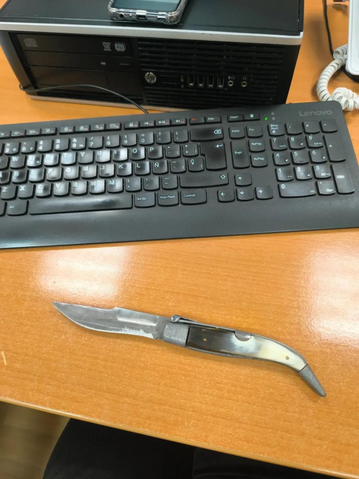 Una de les navalles requisades a la baralla amb armes blanques