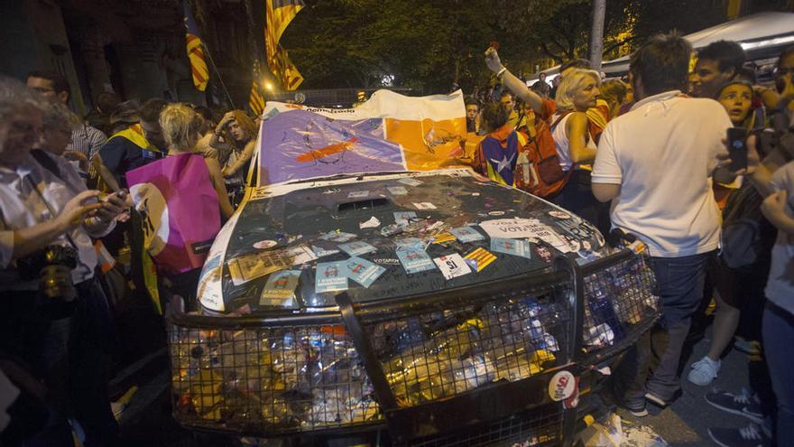 Los Mossos cargan contra los manifestantes ante la sede de la Consejería de Economía
