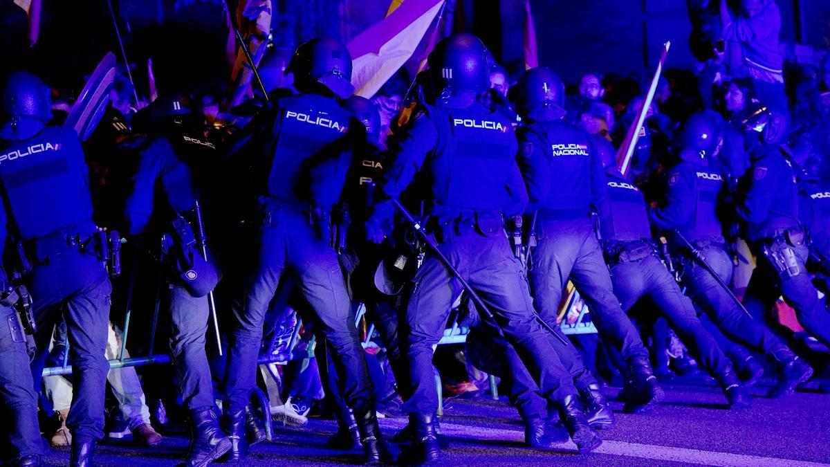 El PP respalda a los manifestantes de Ferraz y acusa al Gobierno de ...