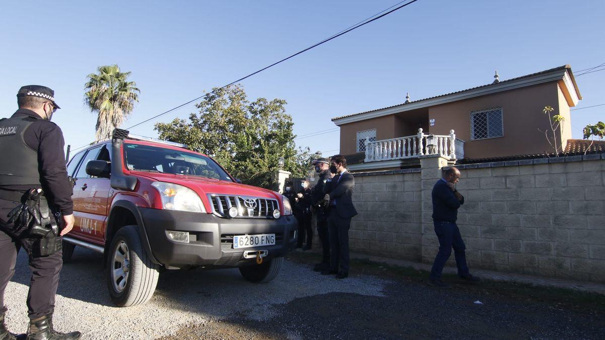 Bomberos y policías a las puertas de la casa en la que se han producido los hechos.