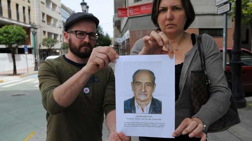 Sobrino e hija del vecino de Chantada desaparecido, ayer en una calle de Lalín. // Bernabé/Javier Lalín