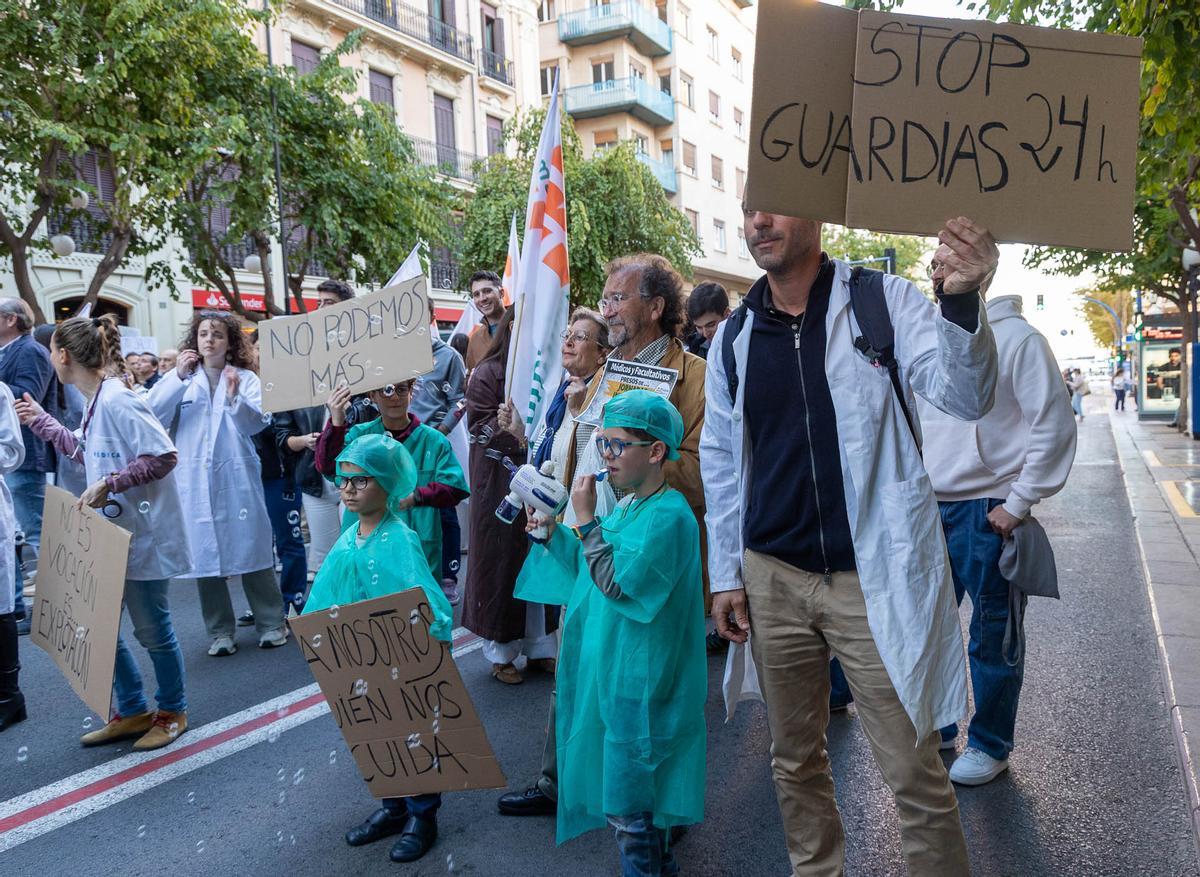 Los médicos toman el centro de Alicante Los médicos toman el centro de Alicante