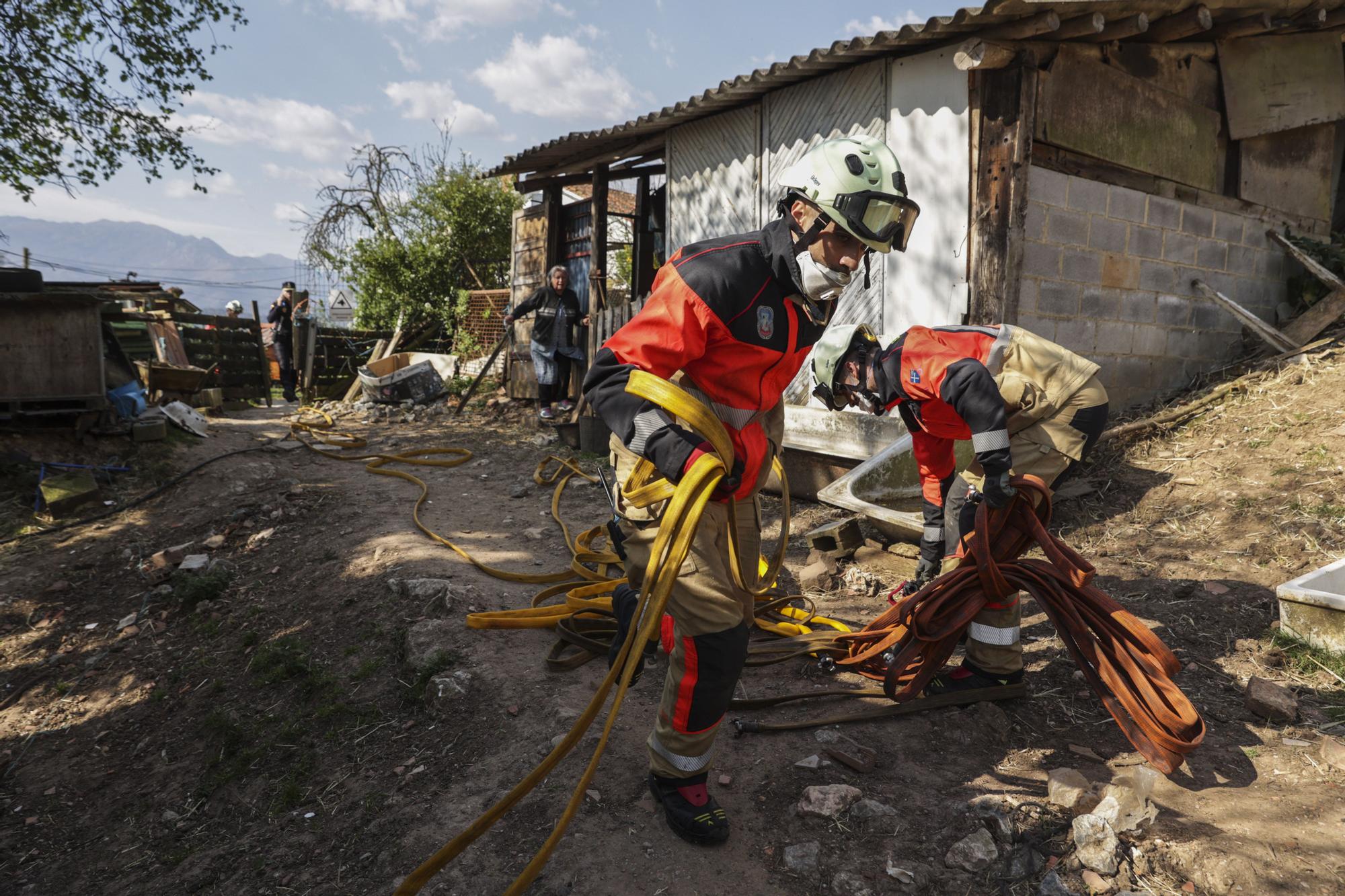 Los bomberos trabajan en el monte Naranco contra las llamas