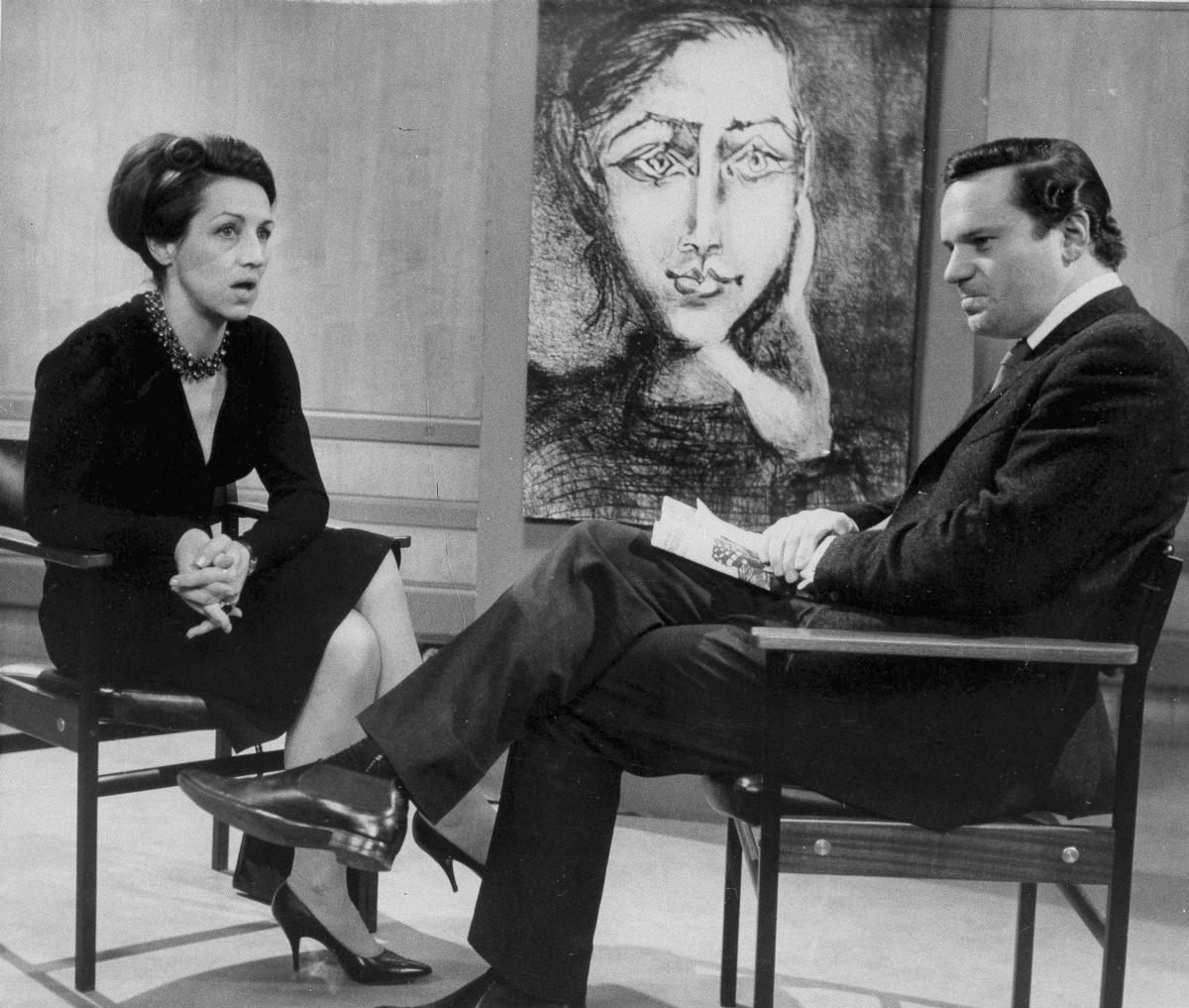 Gilot en una entrevista televisiva con Reginald Bosanquet en Londres, en 1965, tras publicar sus reveladoras memorias.