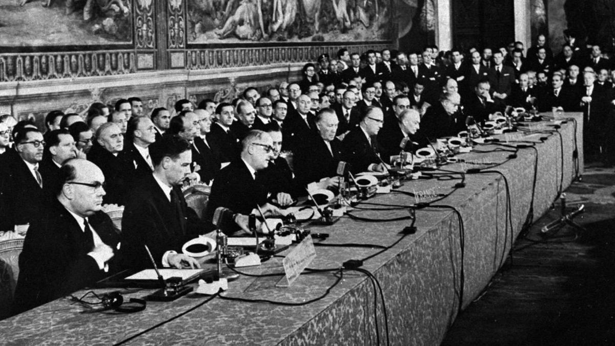 Firma del Tratado de Roma, el 25 de marzo de 1957, con el que se constituía la Comunidad Económica Europea, origen de la actual Unión Europea.