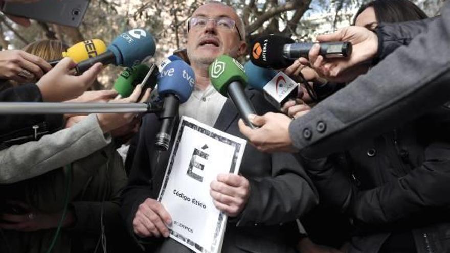 El líder de Podemos, Antonio Montiel, con el código ético ayer entre las manos