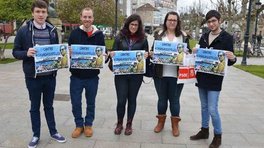 Aitor Bouza (izq.) con los representantes de XSG de Marín. // S. A.