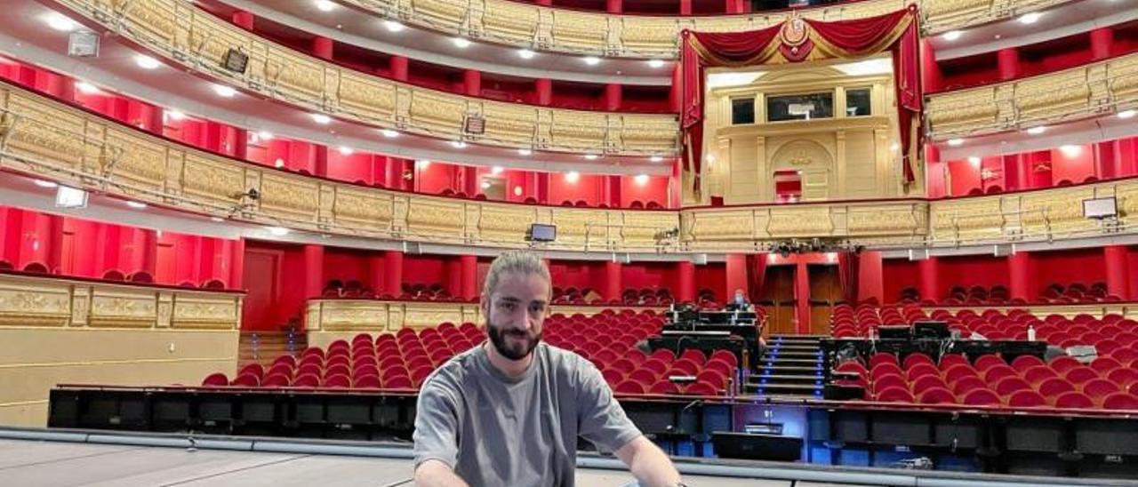 Borja Quiza, sentado en un ensayo en el escenario del Teatro Real de Madrid.