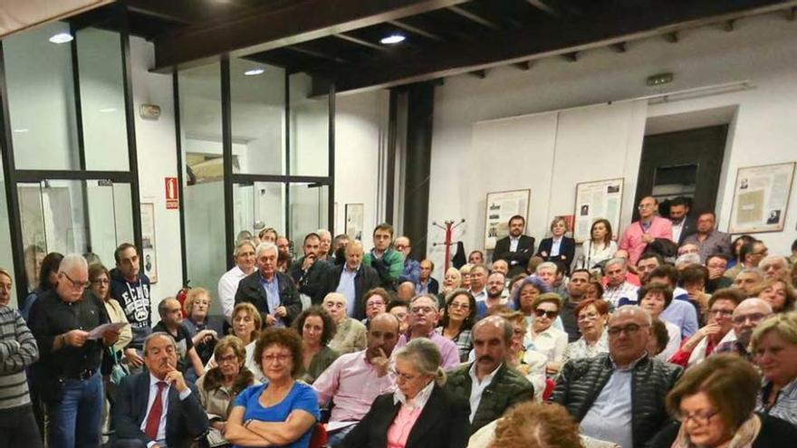 Asistentes a la asamblea, con Wenceslao López sentado en primera fila, a la izquierda.