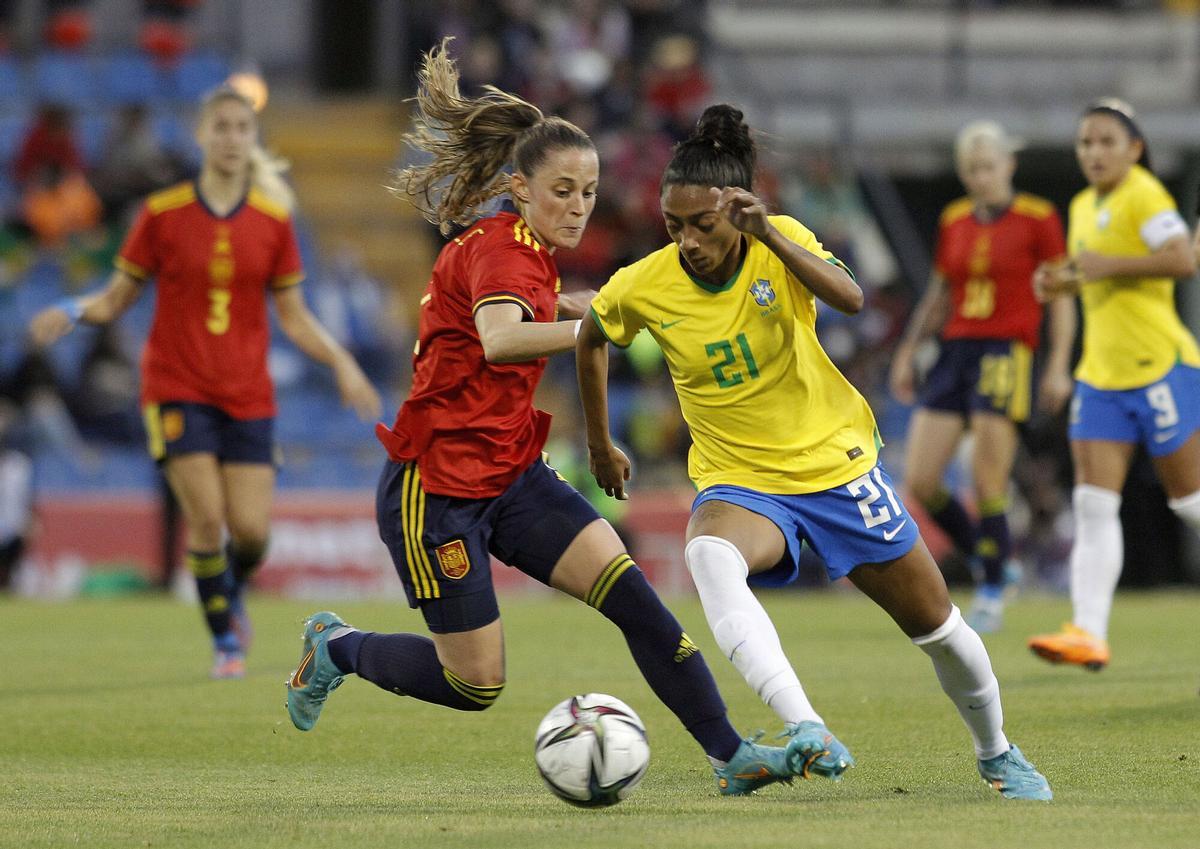 Kerolin Nicoli conduce el balón ante Laia Alexandri, que será su nueva compañera en el Barça, durante el amistoso España-Brasil disputado en Alicante en 2022.