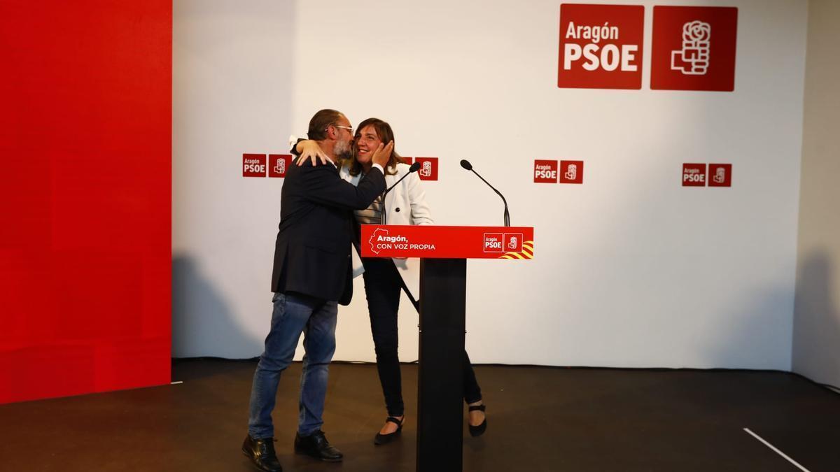Javier Lambán y Lola Ranera, durante su comparecencia ante la militancia en la sede del PSOE, este domingo.