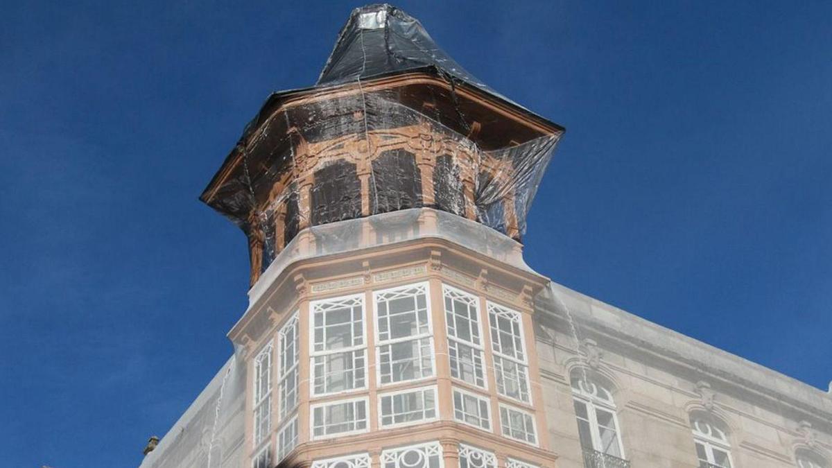 Tras el desmontaje de los elementos de la cúpula en riesgo de derrumbe, como el pararrayos, se ha cubierto la zona con una malla.