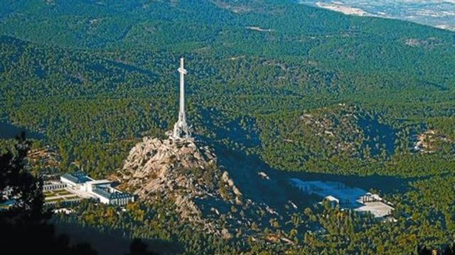 Imagen aérea del Valle de los Caídos y su entorno, con la monumental cruz que corona el conjunto y, debajo de ella, el mausoleo donde está Franco.