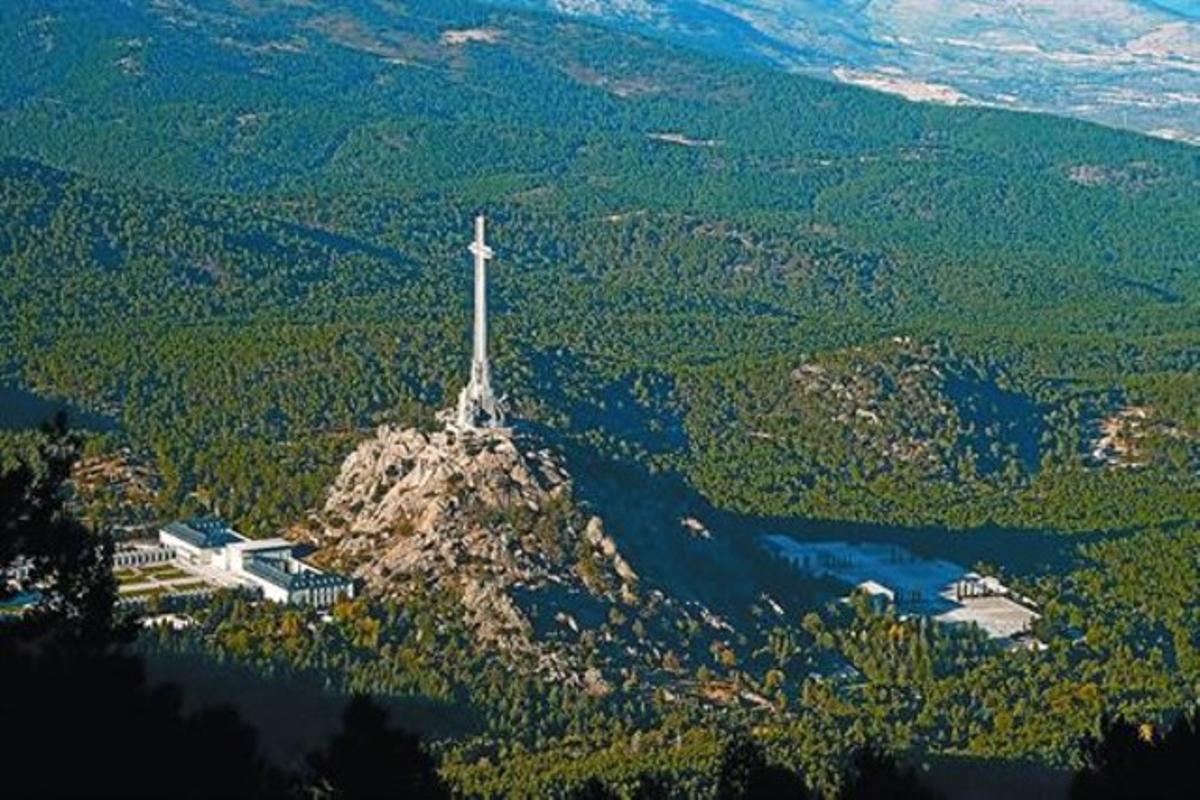 Imatge aèria del Valle de los Caídos i el seu entorn, amb la monumental creu que corona el conjunt i, a sota, el mausoleu on està Franco.