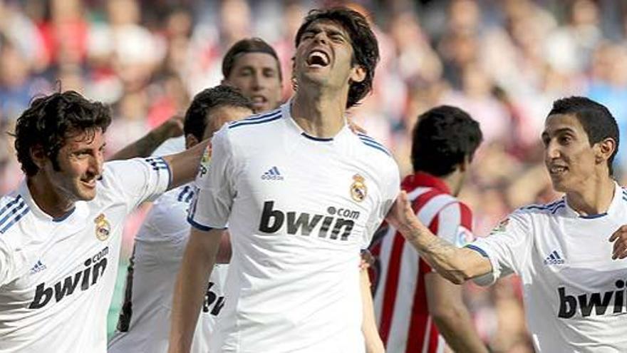 Kaká celebra el gol que anotó en la primera parte del Athletic-Madrid