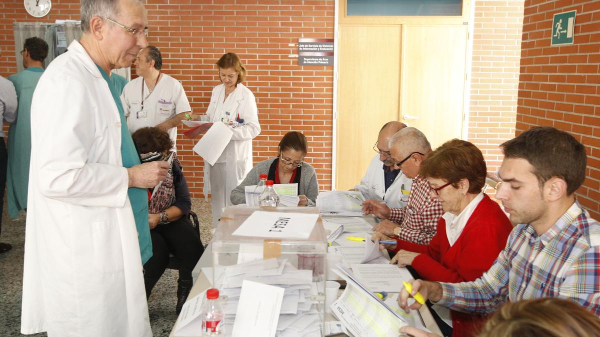 Los médicos votan en unas elecciones sindicales en la Arrixaca