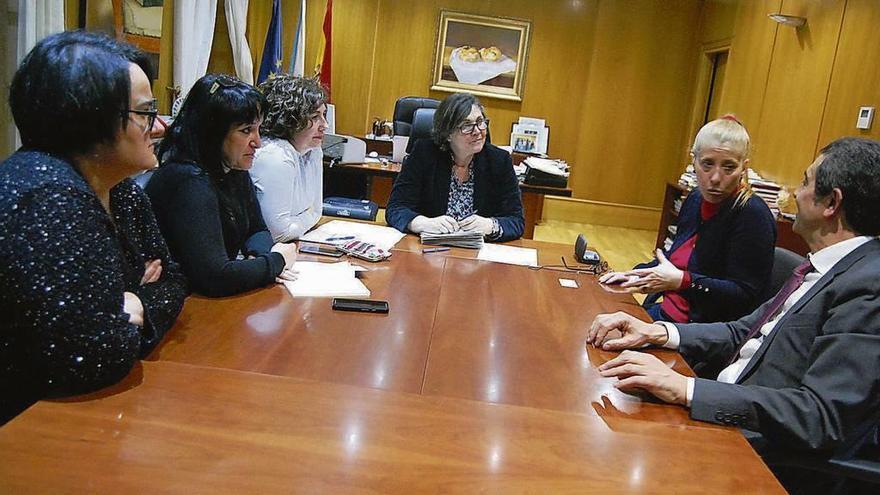 Girón, Landín, Moure, De la Torre, Rodríguez y Cuevas, ayer en la Alcaldía del Concello de Porriño. // FdV