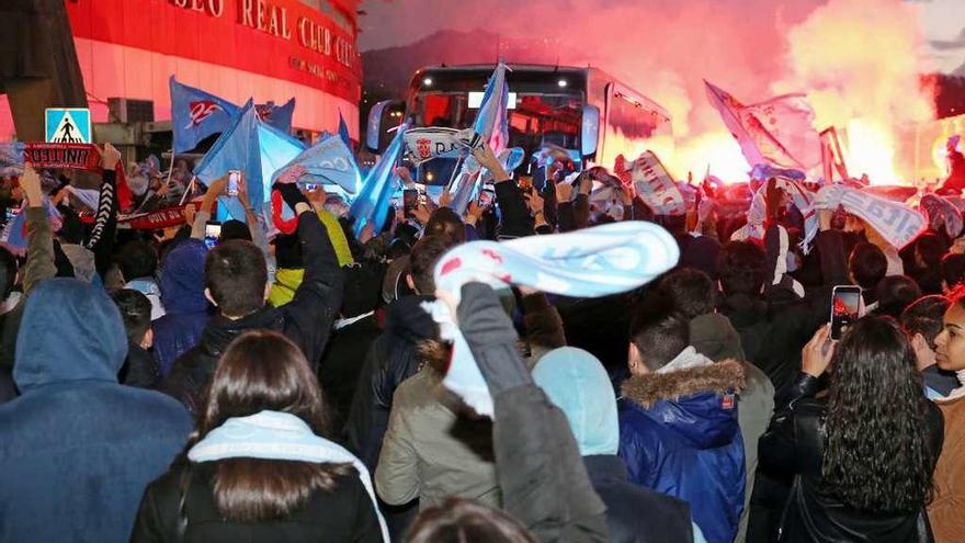 Recibimiento al autobús del Celta en Balaídos durante el partido de Liga contra el Sevilla. // Marta G.Brea