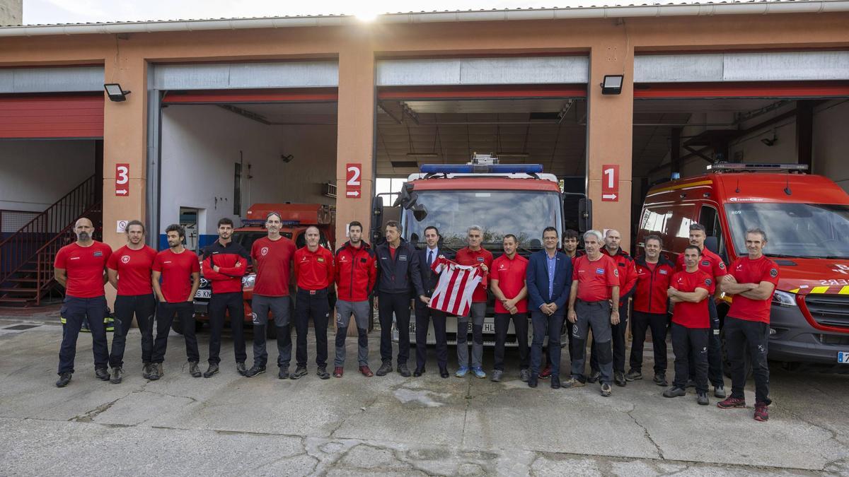 Las autoridades junto al primer destacamiento de bomberos.