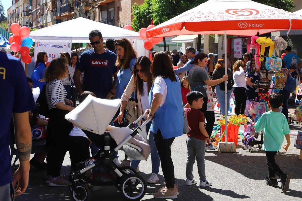 Familias pasean en la Shopping Hill de La Viñuela.