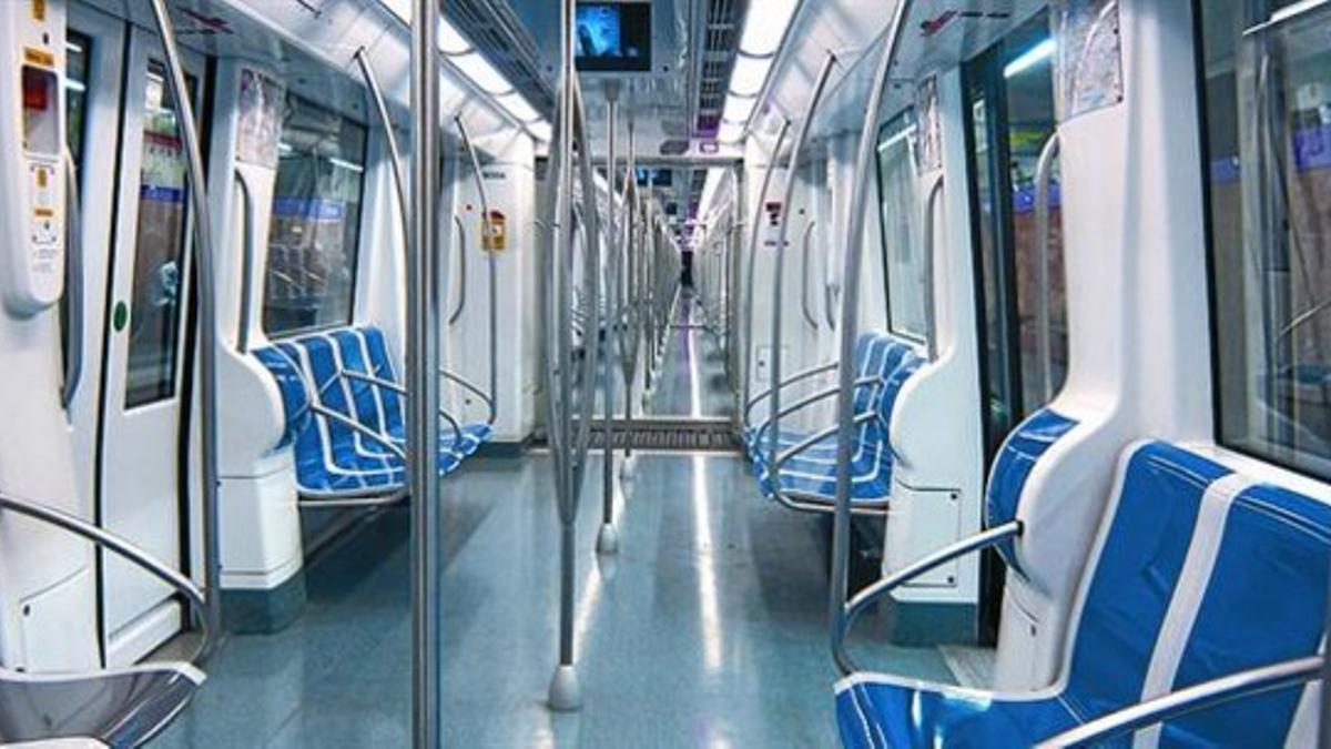 Un vagón de la L-2 del metro en Paral·lel, vacío tras bajarse todos los pasajeros al final del trayecto, ayer.