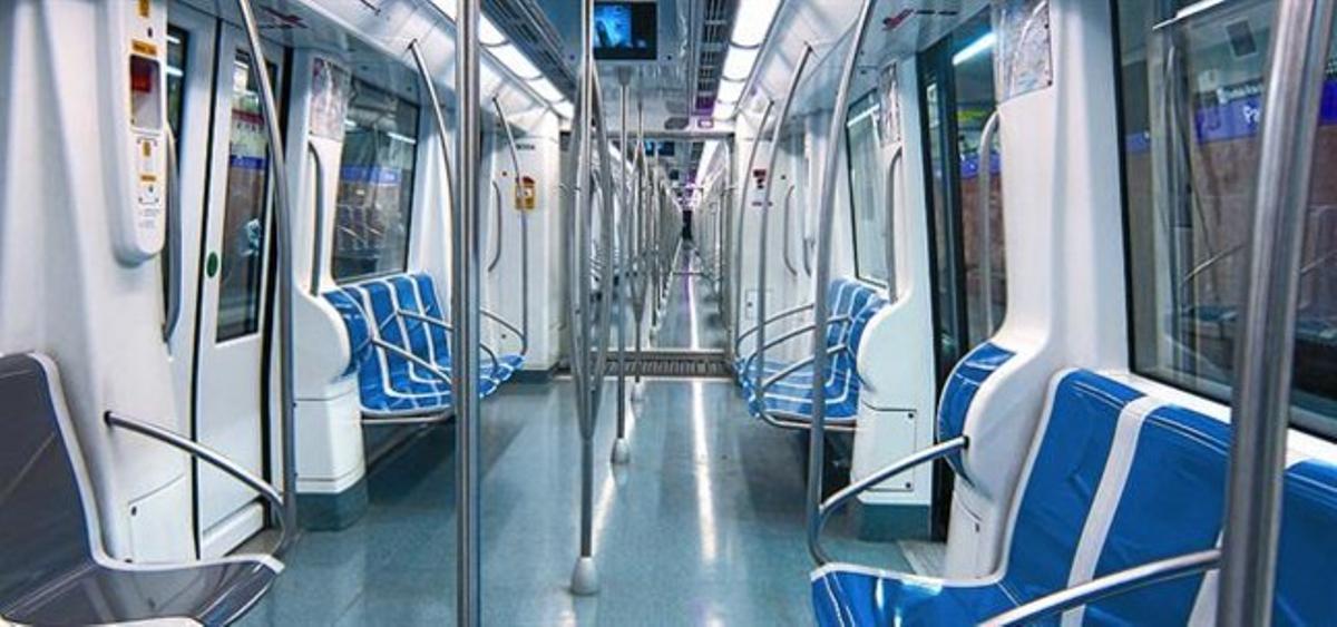 Un vagó de la L-2 del metro a Paral·lel, buit al baixar tots els passatgers al final del trajecte, ahir.