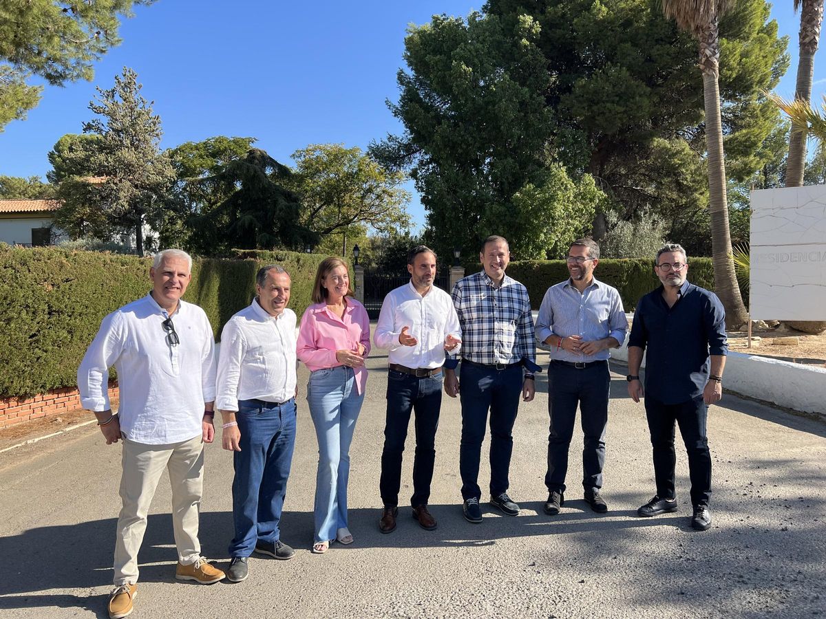 Dani Pérez, José Luis Ruiz Espejo y otros miembros del PSOE, ayer en Antequera.