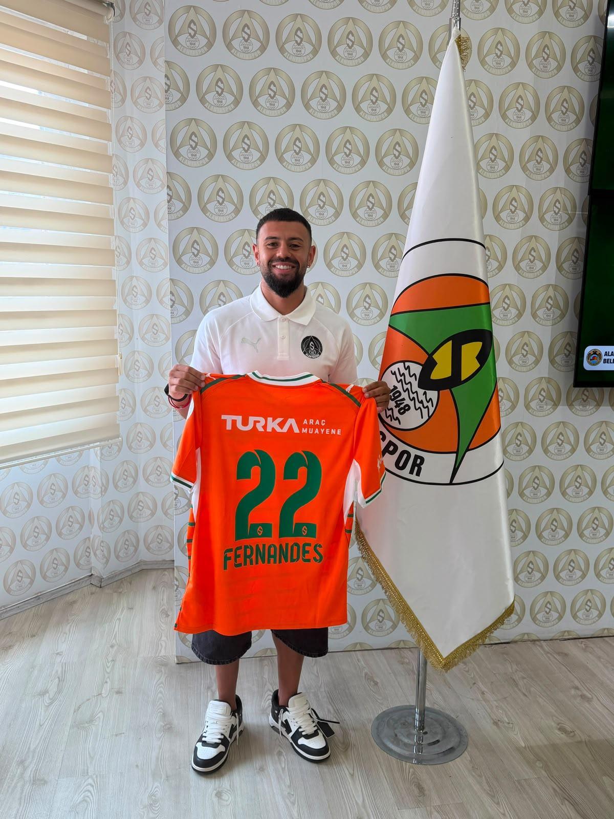 Paolo Fernandes posa con la camiseta del Alanyaspor