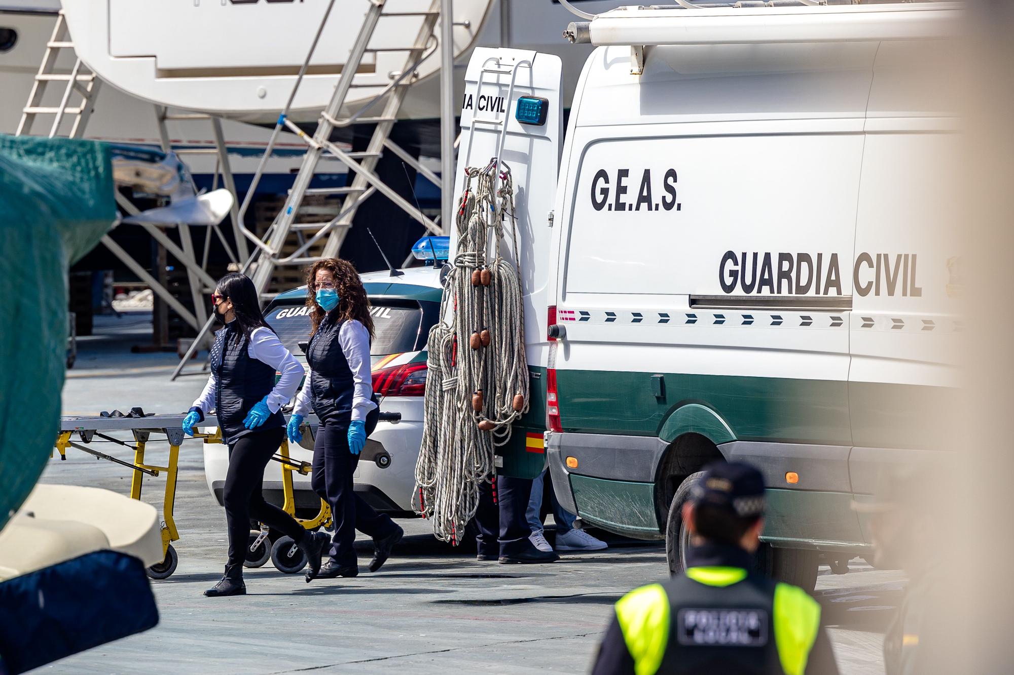 Traslado del cuerpo de uno de los desaparecidos en Calp.