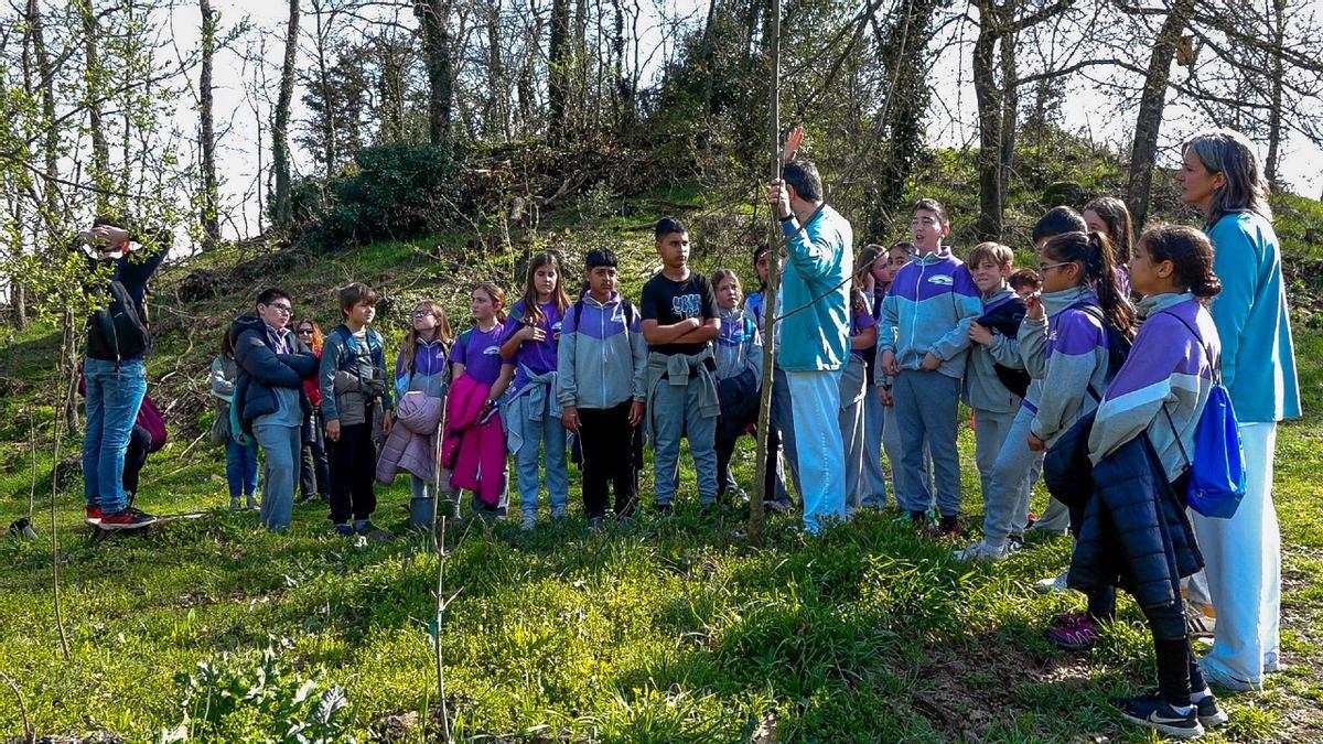 Els professionals de la PEHSU explicant els perills del canvi climàtic a un grup d'escolars.