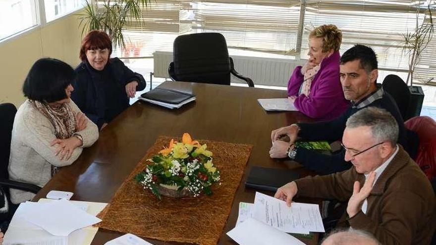 Una reunión anterior de la Mesa do Comercio de Cangas. // G.Núñez