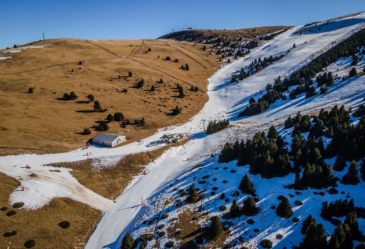 El aumento de las temperaturas significa que la gran mayoría de las estaciones de esquí del mundo ya dependen de la nieve artificial para aumentar la capa de nieve y prolongar la temporada, pero una racha récord de clima templado a fines de diciembre significa que incluso la nieve artificial ya no es posible en algunas áreas como en La Molina