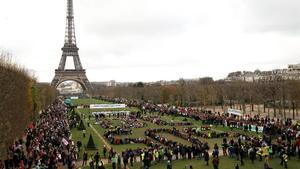 TO GO WITH AFP PACKAGE   Fifth anniversary of Paris Agreement on climate change -(FILES) In this file photo taken on December 12  2015 Several Non Governmental Organisations (NGO) gather to form a human chain  reading   3 C SOS  on the Champs de Mars near the Eiffel Tower in Paris on the sidelines of the COP21  the UN conference on global warming  (Photo by ALAIN JOCARD   AFP)