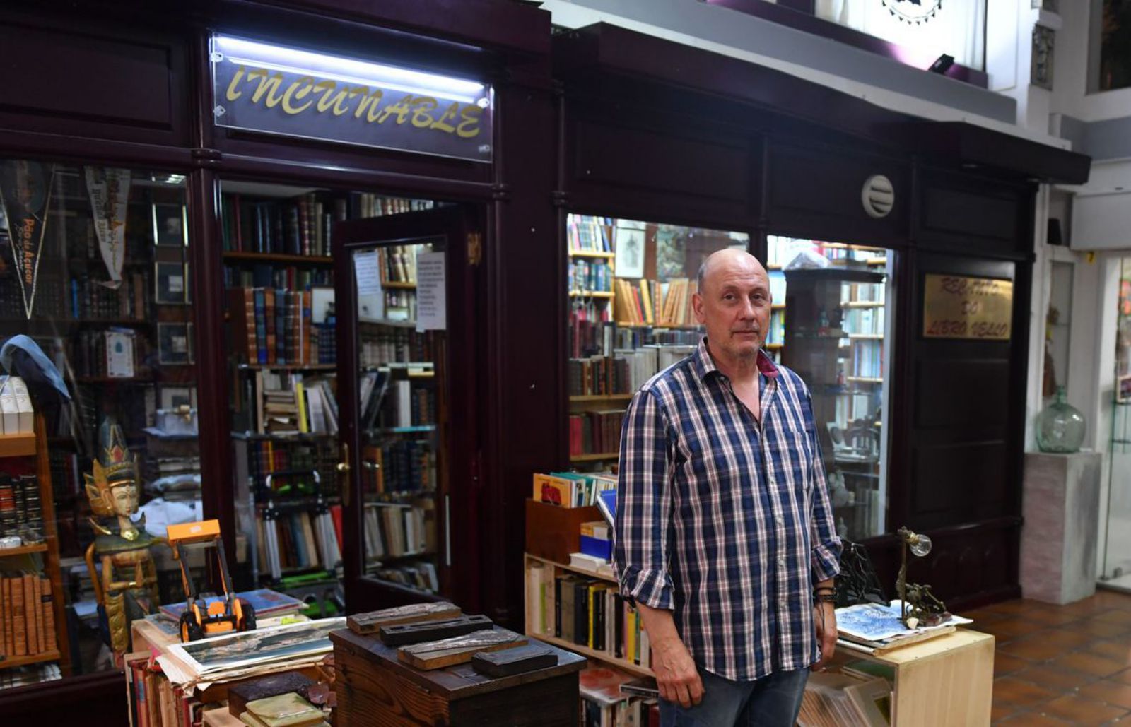 Rafael Díaz, en su librería, Incunable.   | // VÍCTOR ECHAVE